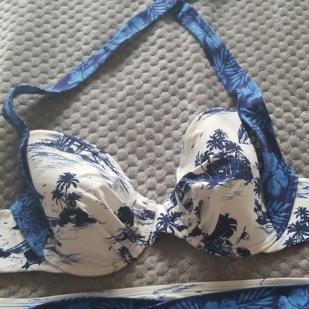 Bikini - Picture 2 of 3